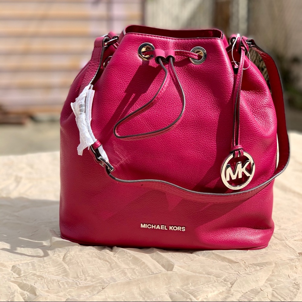 M KORS LARGE JULES LEATHER DRAWSTRING SHOULDER BAG